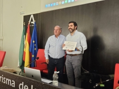 Entrega de diploma a Enrique Pérez Montero