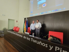 Enrique Pérez Montero posando al finalizar su charla