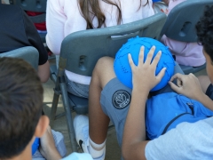 Estudiantes experimentando con las semiesferas táctiles impresas en 3D