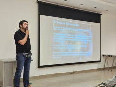 Enrique Pérez Montero hablando sobre el proyecto Astroaccesible antes de la observación nocturna
