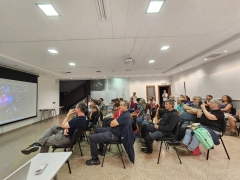 Asistentes escuchando una explicación previa a la observación nocturna