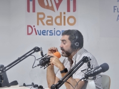 Enrique Pérez Montero en plena intervención radiofónica