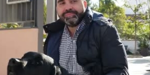 Enrique Pérez Montero y su inseparable Roco a la entrada del Instituto de Astrofísica de Andalucía (IAA-CSIC)